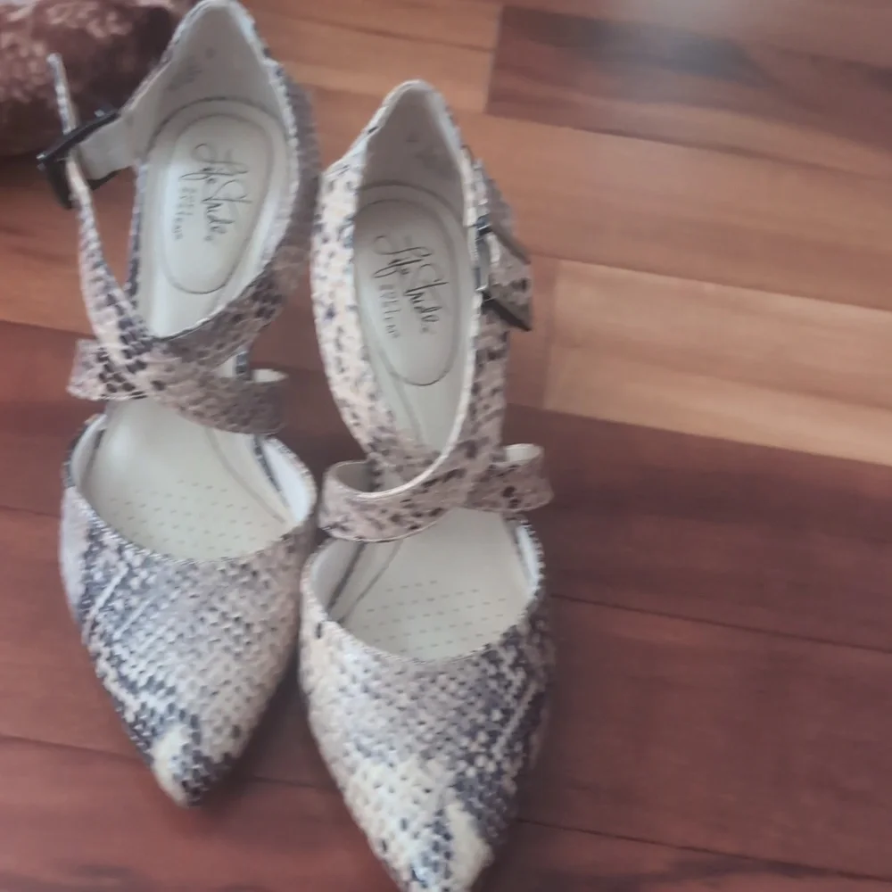 Life Stride Tan Heels with Snakeskin Pattern Size 8.5
